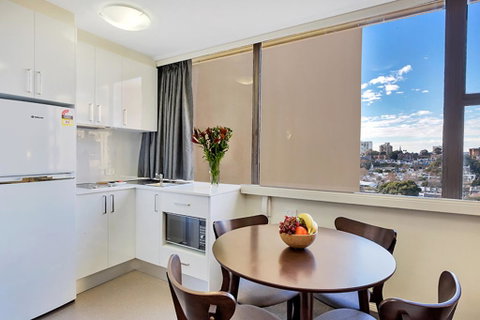 Cosmopolitan Apartment At College St - Tourism Adelaide 0