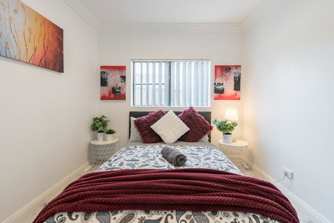 Cozy Duplex Home 3 Bdrms 1 Bath Sleeps 6 - Tourism Adelaide 0
