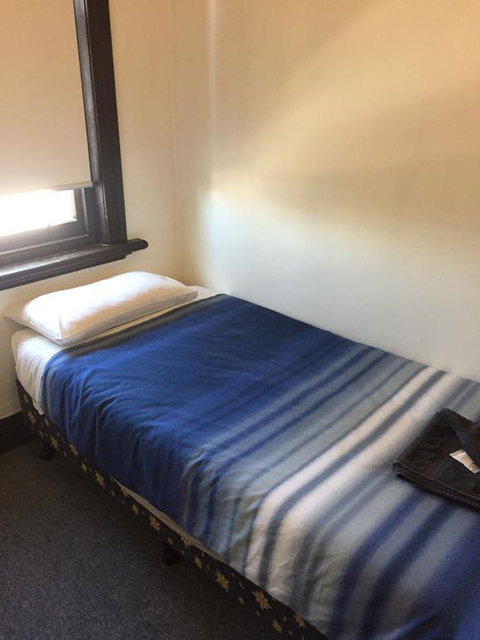 Crown Inn Hotel - Tourism Adelaide 3