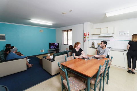 Erica Underwood House 6 Bedroom Flat - Tourism Adelaide 3
