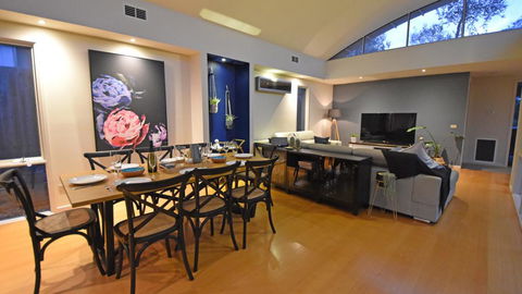 FLORENCE HOUSE Sundrenched Luxury With Pool & Deck - Tourism Adelaide 3