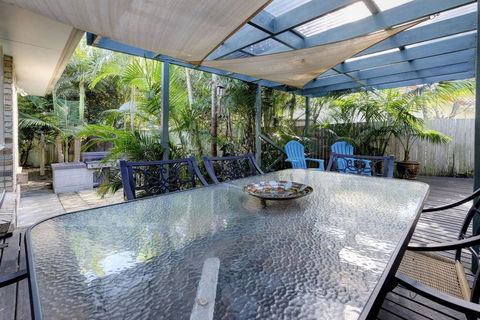 FRANGIPANI BEACH HOUSE - PET FRIENDLY 22 Belbourie Cres Boomerang Beach - Tourism Adelaide 2