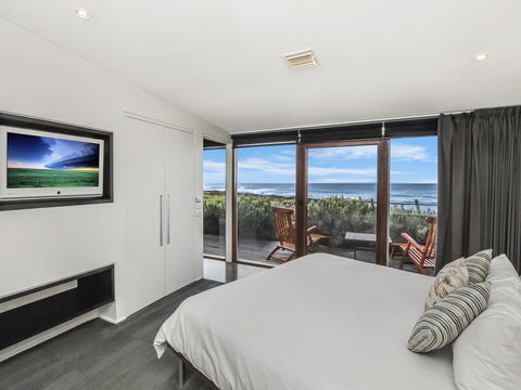 HEARN'S BEACHSIDE VILLA 1 - Tourism Adelaide 3