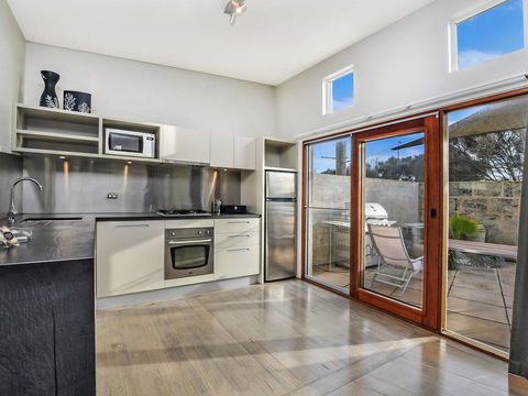 HEARN'S BEACHSIDE VILLA 1 - Tourism Adelaide 2