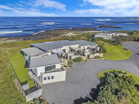 HEARN'S BEACHSIDE VILLA 1 - Tourism Adelaide 0