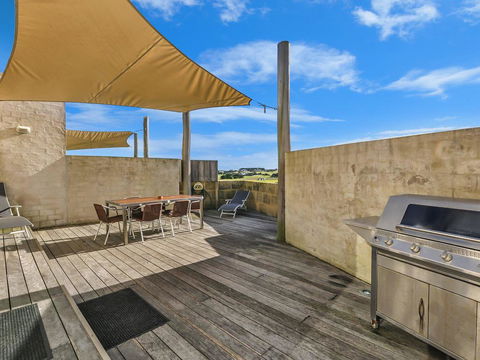 HEARN'S BEACHSIDE VILLA 9 - Tourism Adelaide 1