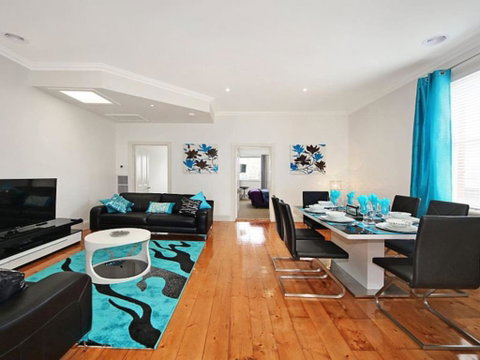 Hidden Gem In Cafe Strip! Chadstone + King Bed - Tourism Adelaide 0