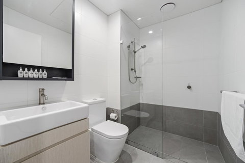 HomeHotel Walking Distance To Train And Westfield. - Tourism Adelaide 3