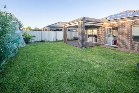 Homely Getaways In Central Pakenham - Pet Friendly - Tourism Adelaide 0