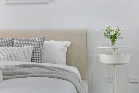 KOZYGURU MASCOT WALK TO STATION MODERN DESIGNER 2 BED APT FREE PARKING NMA260-312 - Tourism Adelaide 1