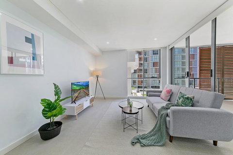 KOZYGURU MASCOT WALK TO STATION MODERN DESIGNER 2 BED APT FREE PARKING NMA260-312 - Tourism Adelaide 0