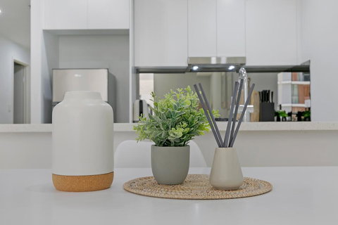 KOZYGURU MASCOT WALK TO STATION MODERN DESIGNER 2 BED APT FREE PARKING NMA260-312 - Tourism Adelaide 2