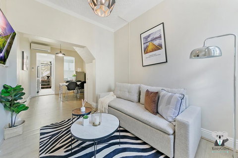 KOZYGURU SYDNEY CBD DARLINGHURST SPLIT LEVEL 2 BEDROOM TOWNHOUSE NDA023 - Tourism Adelaide 3
