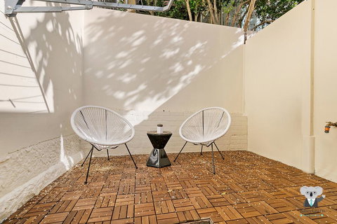 KOZYGURU SYDNEY CBD DARLINGHURST SPLIT LEVEL 2 BEDROOM TOWNHOUSE NDA023 - Tourism Adelaide 1