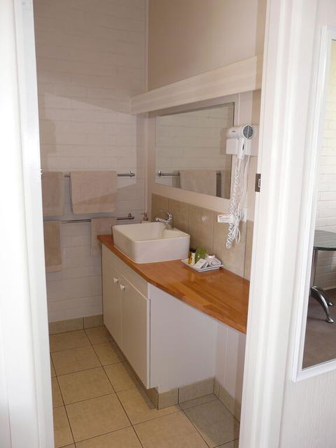 Lake Bolac Motel - Tourism Adelaide 2