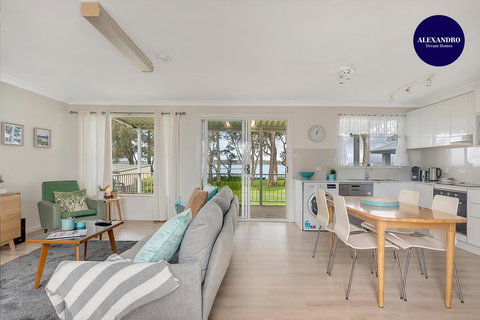 Lake Front Home - Relax & Unwind - Tourism Adelaide 0