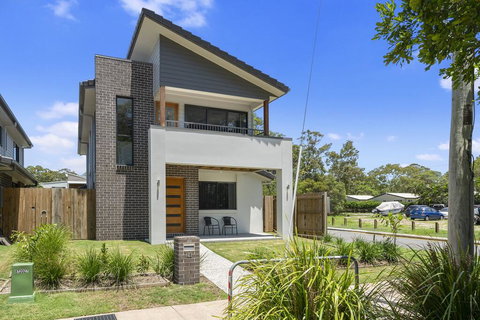 LAVISH BEACH HOUSE ON THE SURF SIDE! - Tourism Adelaide 1