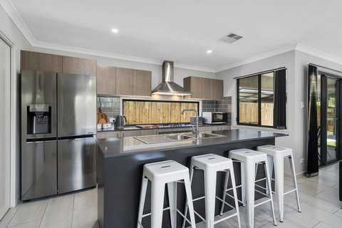 LAVISH BEACH HOUSE ON THE SURF SIDE! - Tourism Adelaide 3