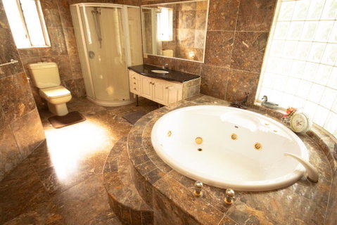 Luxuary Self-contained Living With Spa. - Tourism Adelaide 0