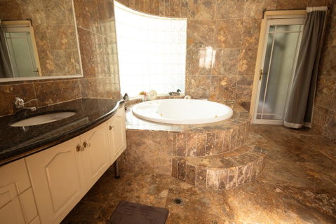 Luxuary Self-contained Living With Spa. - Tourism Adelaide 3