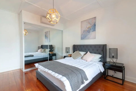 Luxurious Historic Home With Harbour Bridge Views - Tourism Adelaide 3
