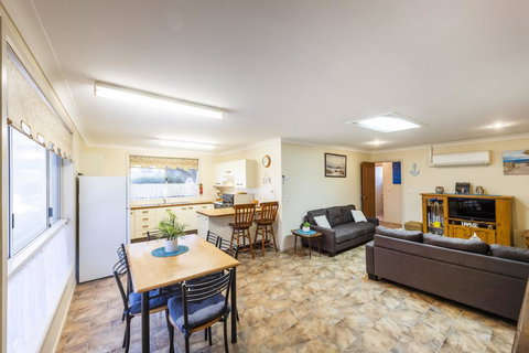 Mermaid Lodge - Tourism Adelaide 1