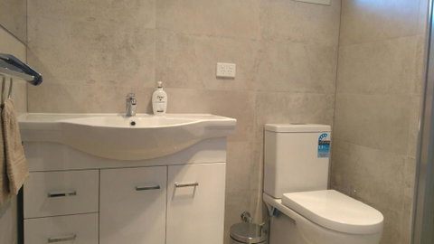 Modern 4-Bedroom House Near Singleton CBD Hunter Valley - Tourism Adelaide 1