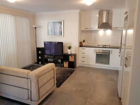 Modern Neat Convenient Apartment Close To Airport - Tourism Adelaide 1