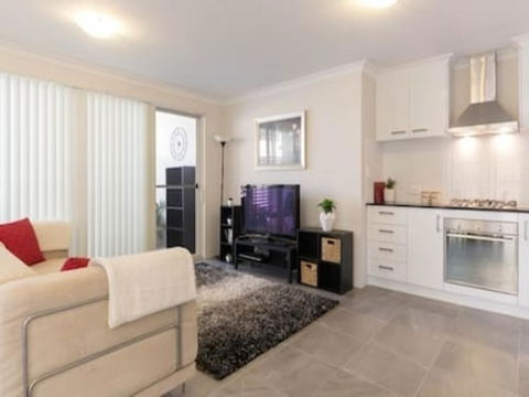 Modern Neat Convenient Apartment Close To Airport - Tourism Adelaide 3