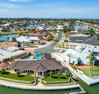 LA ANCHOR ON THE CANALS MANDURAH - Tourism Adelaide