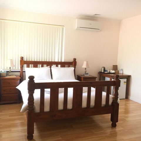 The Royal Dolphin Bed & Breakfast Safety Bay - Tourism Adelaide 4