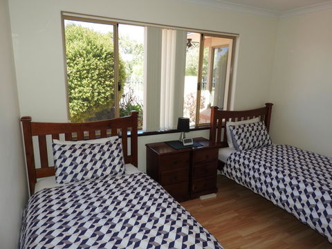 The Royal Dolphin Bed & Breakfast Safety Bay - Tourism Adelaide 16