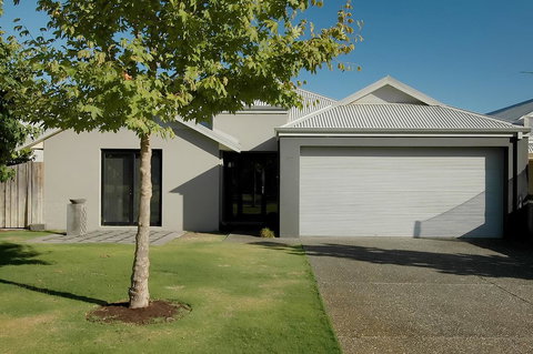 THE SANCTUARY LUXURY HOLIDAY HOME - Tourism Adelaide 0