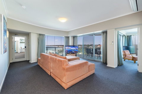 A 406 FANTASTIC OCEAN BEACH And MARINA VIEW APT - MANDURAH - Tourism Adelaide 0