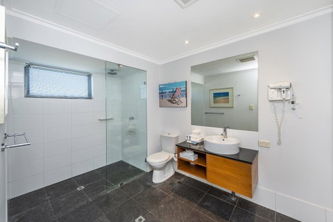 A 406 FANTASTIC OCEAN BEACH And MARINA VIEW APT - MANDURAH - Tourism Adelaide 16