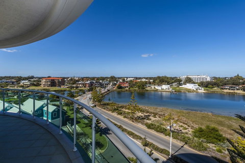A 406 FANTASTIC OCEAN BEACH And MARINA VIEW APT - MANDURAH - Tourism Adelaide 11
