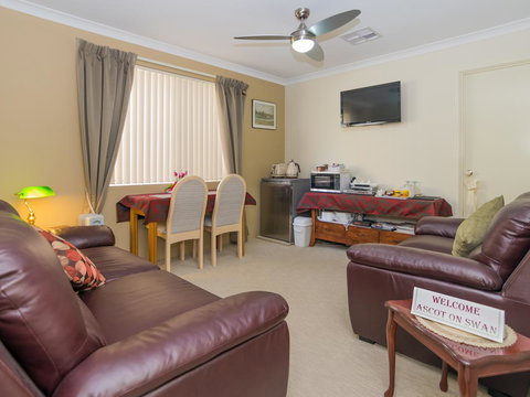 Ascot On Swan Bed & Breakfast - Tourism Adelaide 4