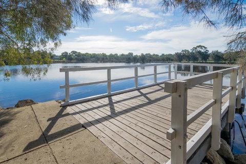 Ascot On Swan Bed & Breakfast - Tourism Adelaide 1