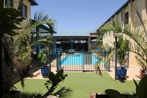 Ningaloo Coral Bay Backpackers - Tourism Adelaide 2