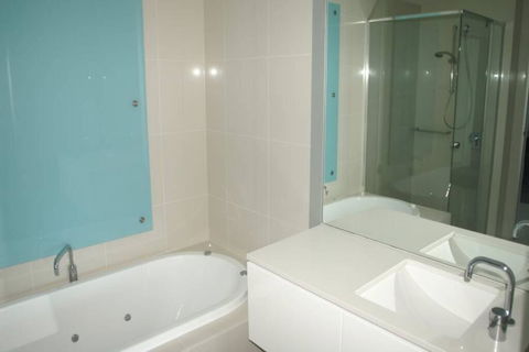 Q1 1 Bedroom Apartment On 30th Floor - Tourism Adelaide 2