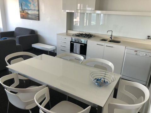 Q1 1 Bedroom Apartment On 30th Floor - Tourism Adelaide 0