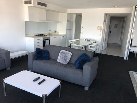 Q1 1 Bedroom Apartment On 30th Floor - Tourism Adelaide 1
