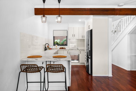 Quiet Waterfront Retreat In Family Neighbourhood - Tourism Adelaide 1