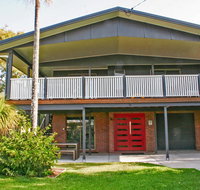 Red Door Beach House - Marcoola Beach - PET FRIENDLY FOXTEL WIFI 500 BOND Linen Supplied - Tourism Adelaide