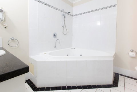 REGAL 32 APARTMENT - SPA BATH - Macrossan St - Tourism Adelaide 2