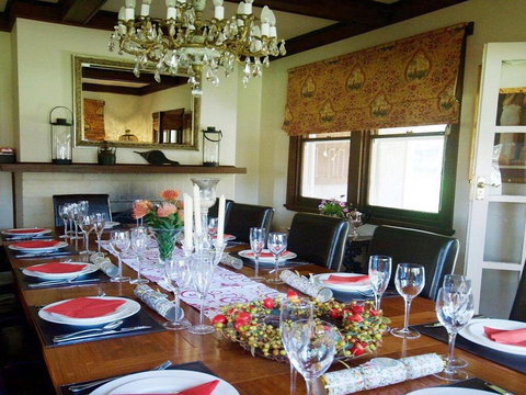 Robin Hill Manor - Rambling Retreat & Tennis Court - Tourism Adelaide 3