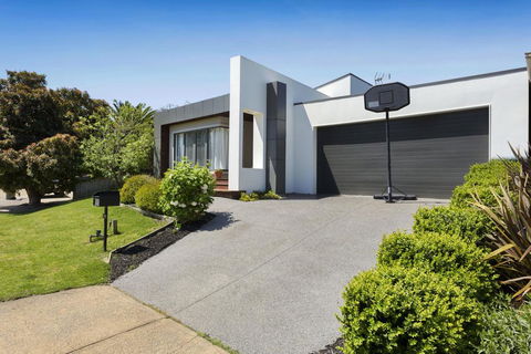 SAFETY BEACH ENTERTAINER - Tourism Adelaide 1