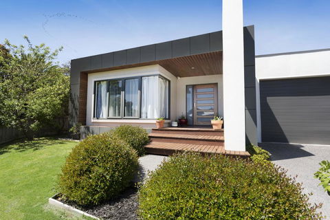 SAFETY BEACH ENTERTAINER - Tourism Adelaide 0