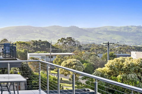 SEA SPECTACULAR - Seconds From The Beach! - Tourism Adelaide 1