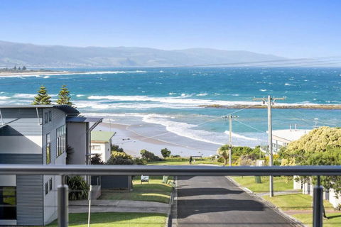 SEA SPECTACULAR - Seconds From The Beach! - Tourism Adelaide 0